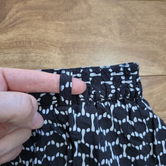 Banana Republic Women’s Black White Print Pleated Skirt – Size 6 - Picture 3 of 4